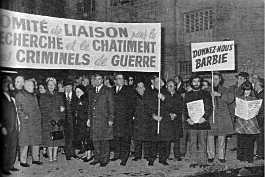 Manifestation en faveur de l'extradition de Klaus BARBIE devant l'ambassade de Bolivie  Paris