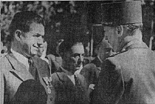 Le gnral KOENIG remet la croix de chevalier de la Lgion d'Honneur  Edmond MICHELET, Emile BAILLELY et Ren JUGIE