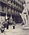 Dépôt de gerbe au Veilleur de pierre, place Bellecour, par « Pointer » et « Hérisson », à lÂ’occasion du Congrès national de lÂ’Amicale à Lyon, le 18 janvier 1958