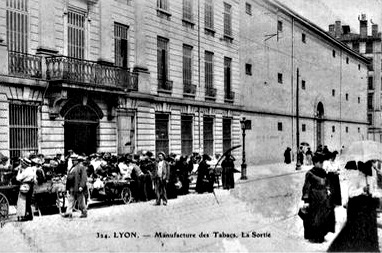 La sortie de l'ancienne manufacture